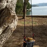 Nyaraló Thea *