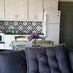 Nyaraló Thea