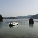Nyaraló Thea *
