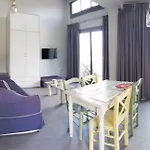 Nyaraló Thea